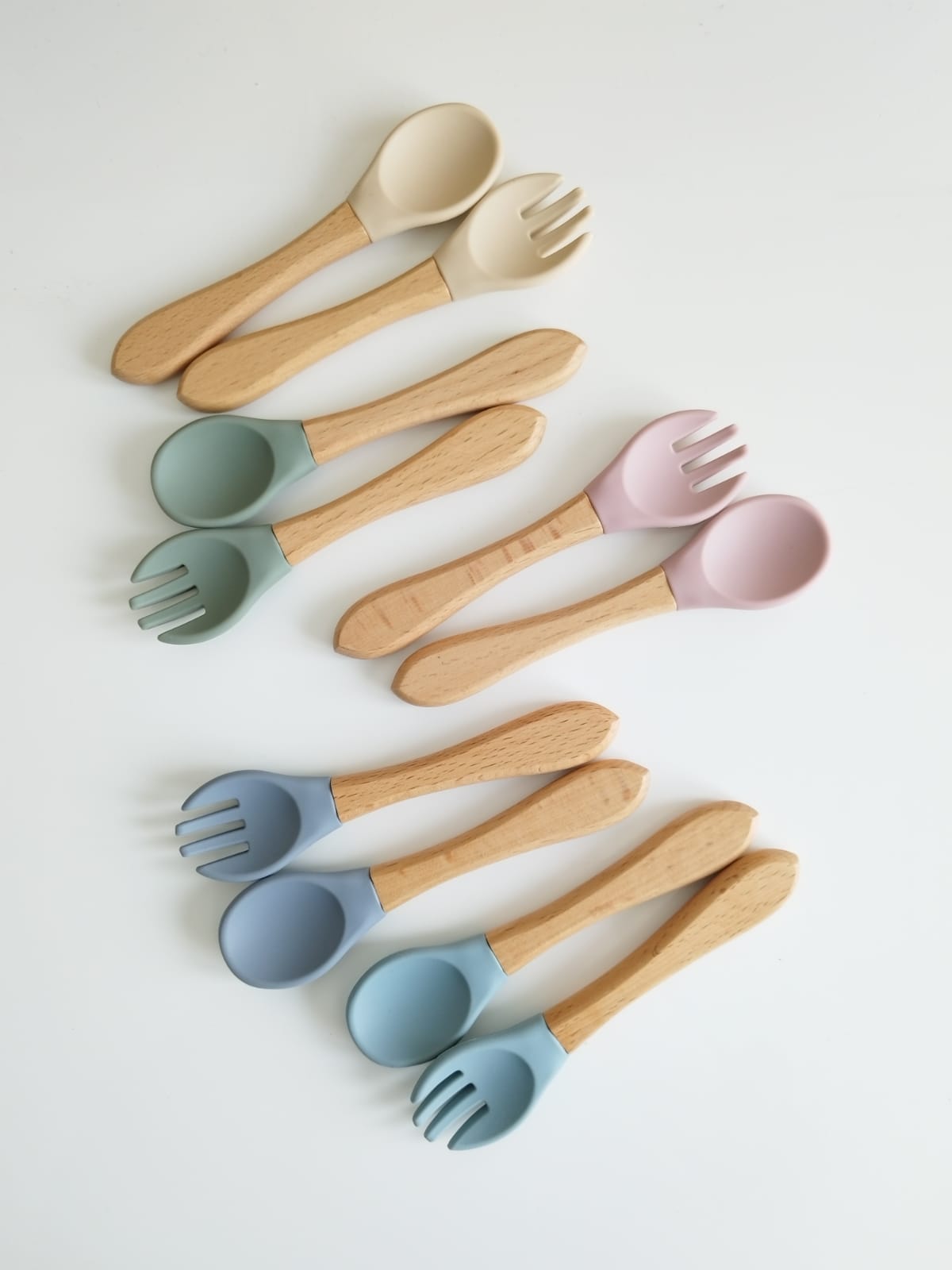 Set tacamuri pentru bebelusi, lingurita + furculita, diverse culori, silicon si lemn, 6 luni+