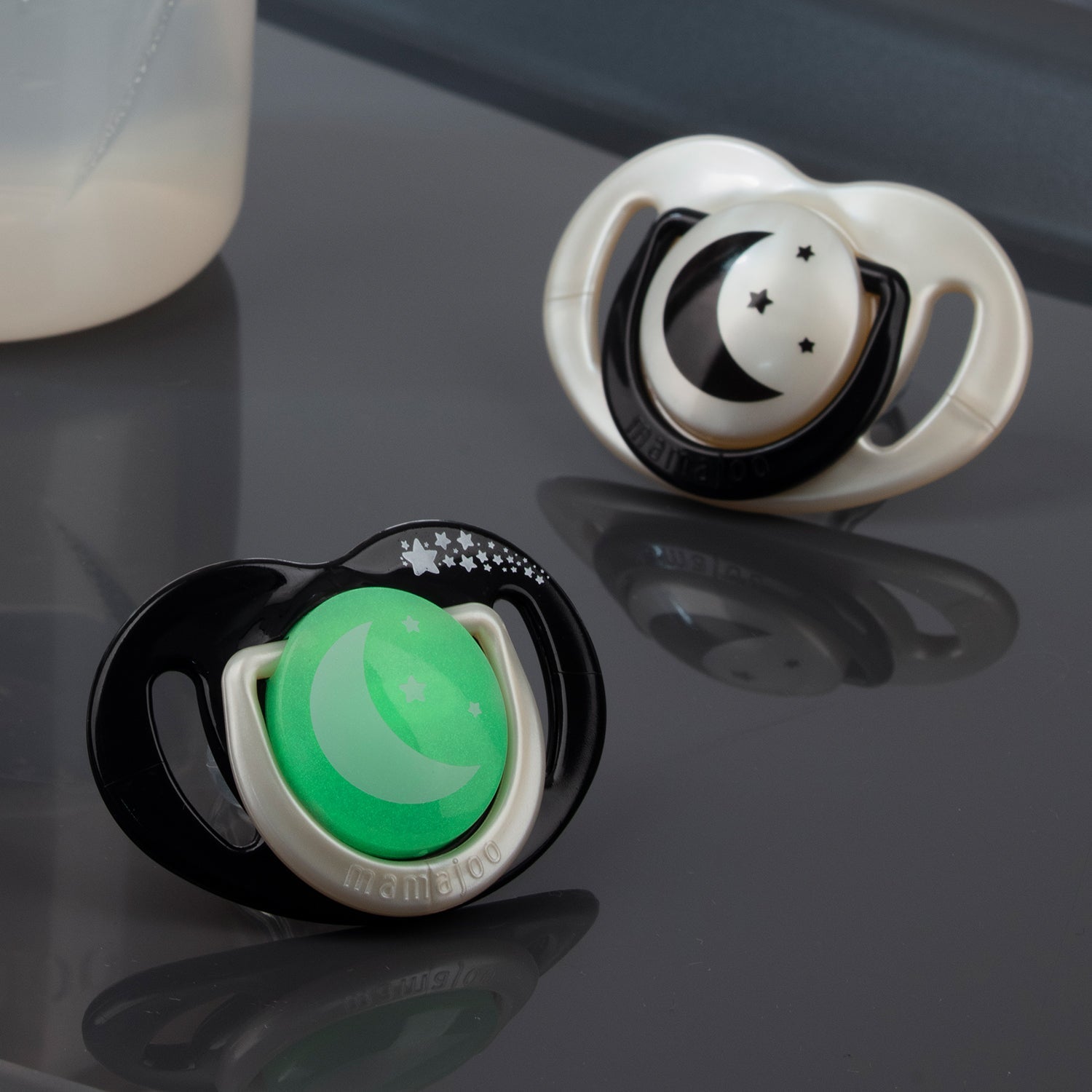 Set 2 suzete ortodontice Mamajoo + cutie sterilizare, Black & Pearl/Noapte & Zi, 0 luni+, silicon+pp